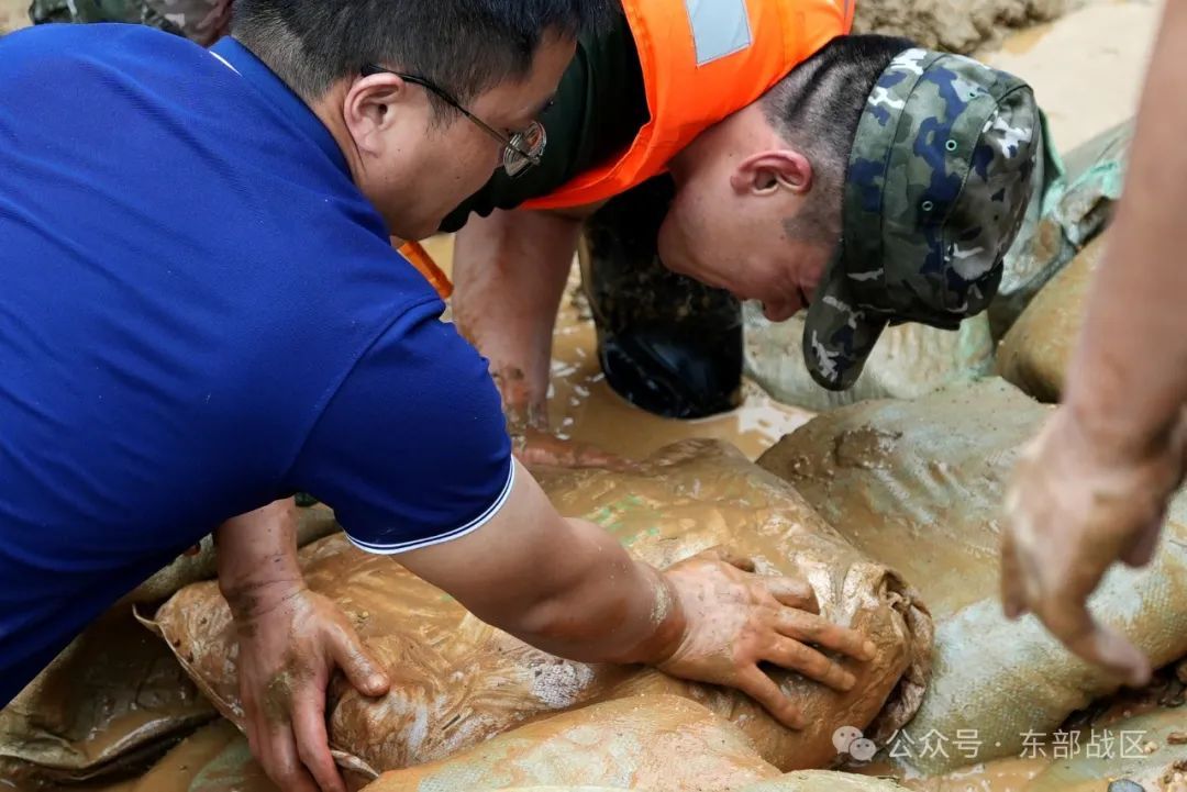 泪目！洪水中的军民鱼水情