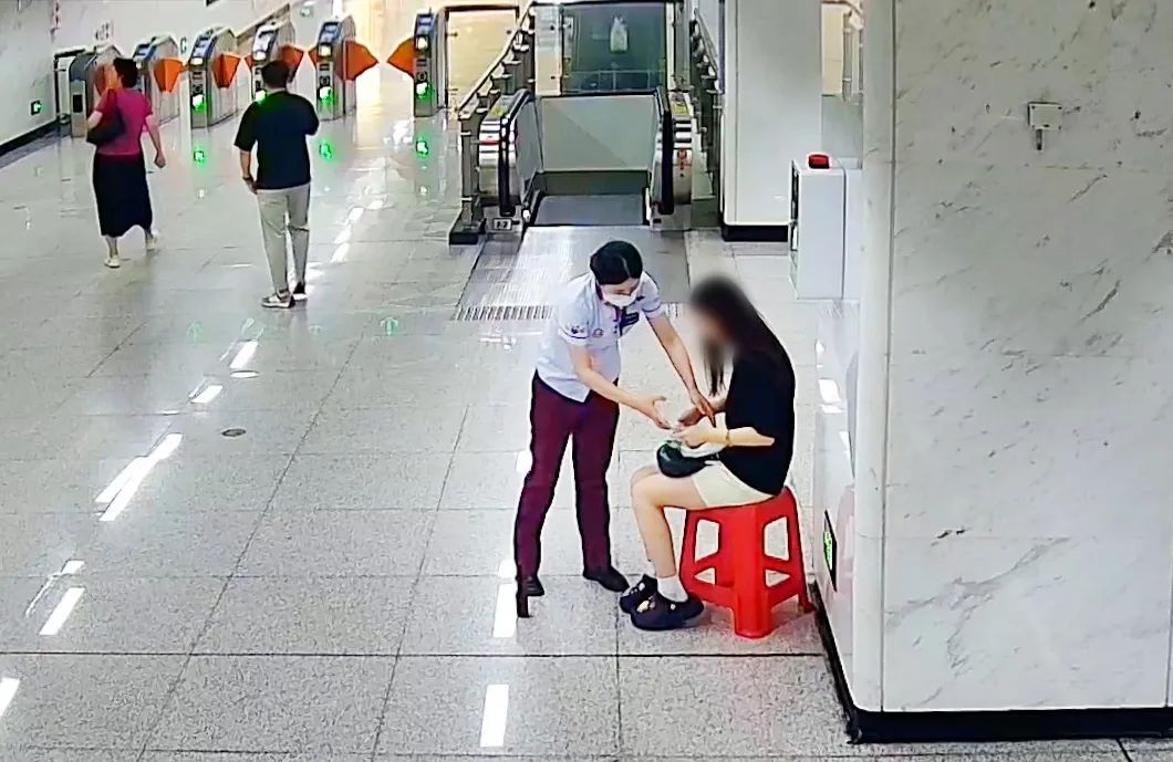 事发武汉地铁马池站,一粉衣女子被拍到了 事发武汉地铁马池站,一粉衣女子被拍到了