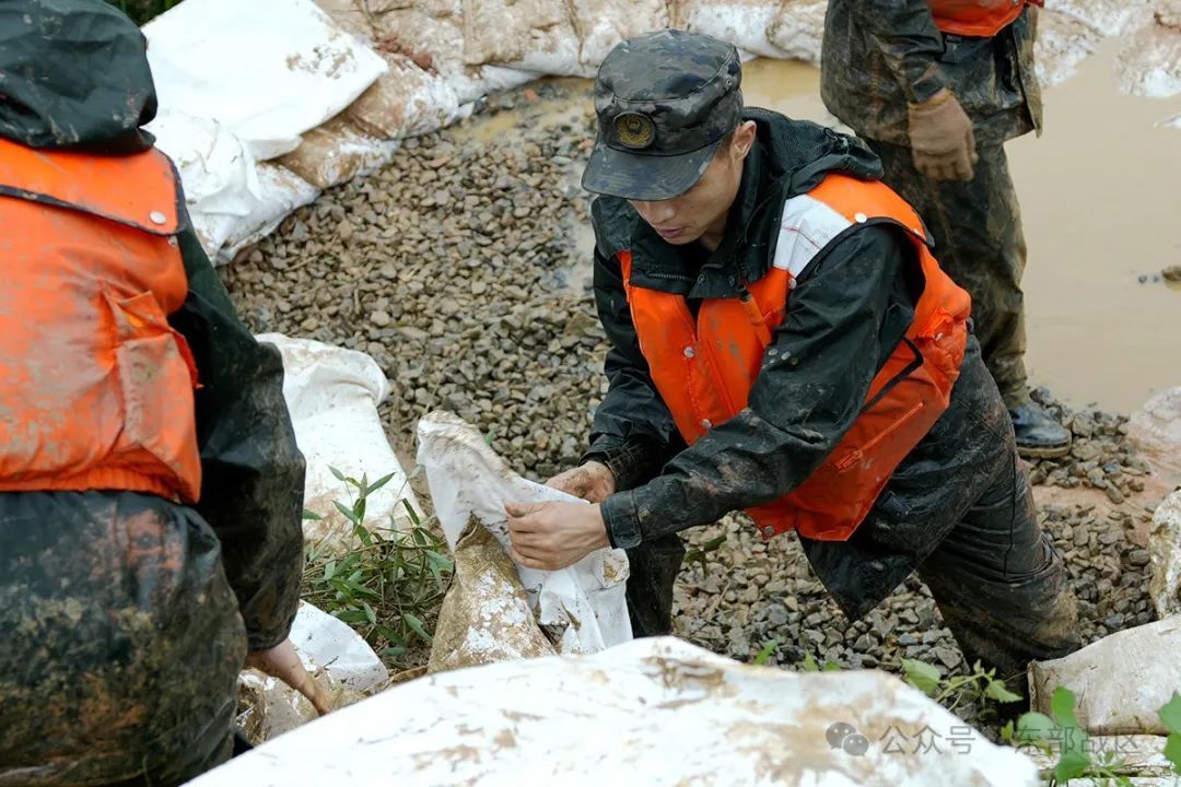 泪目！洪水中的军民鱼水情