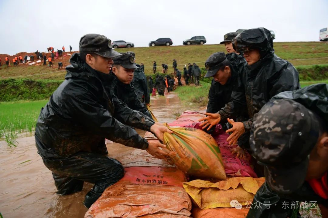 泪目！洪水中的军民鱼水情