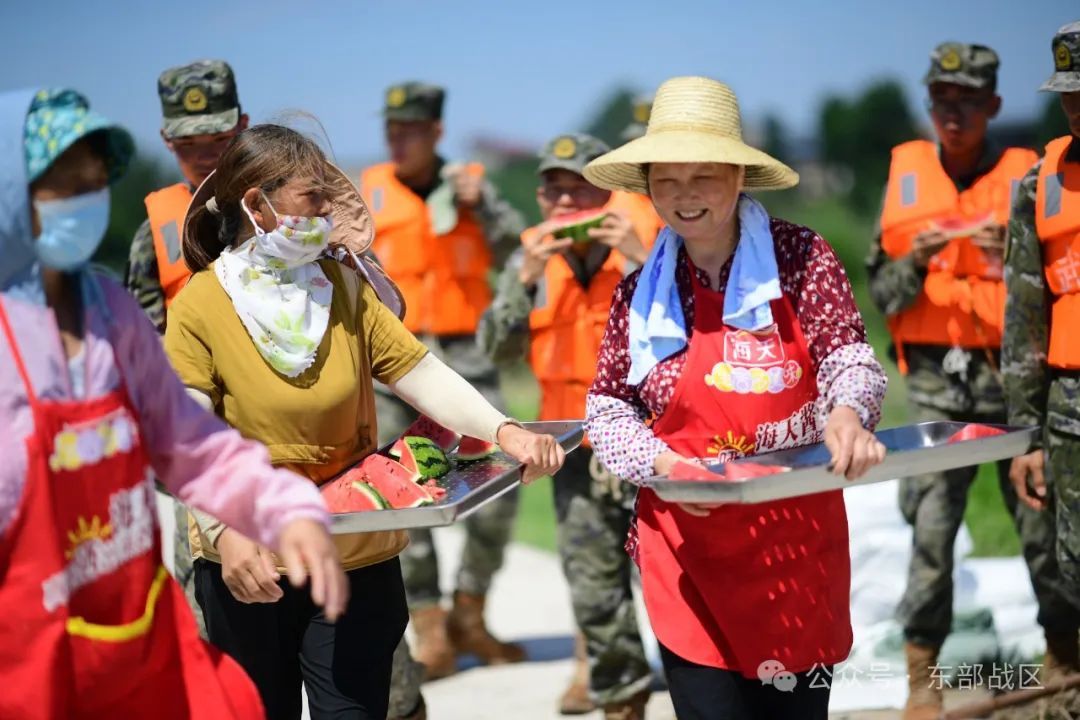 泪目！洪水中的军民鱼水情