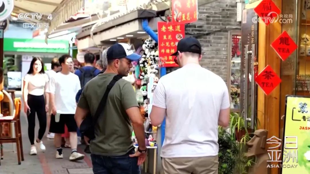 好City啊!英国游客:真实的中国让人出乎意料 好City啊!英国游客:真实的中国让人出乎意料