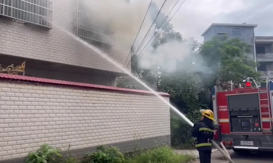 灭火又劝架!夫妻吵架,把房子点了! 灭火又劝架!夫妻吵架,把房子点了!