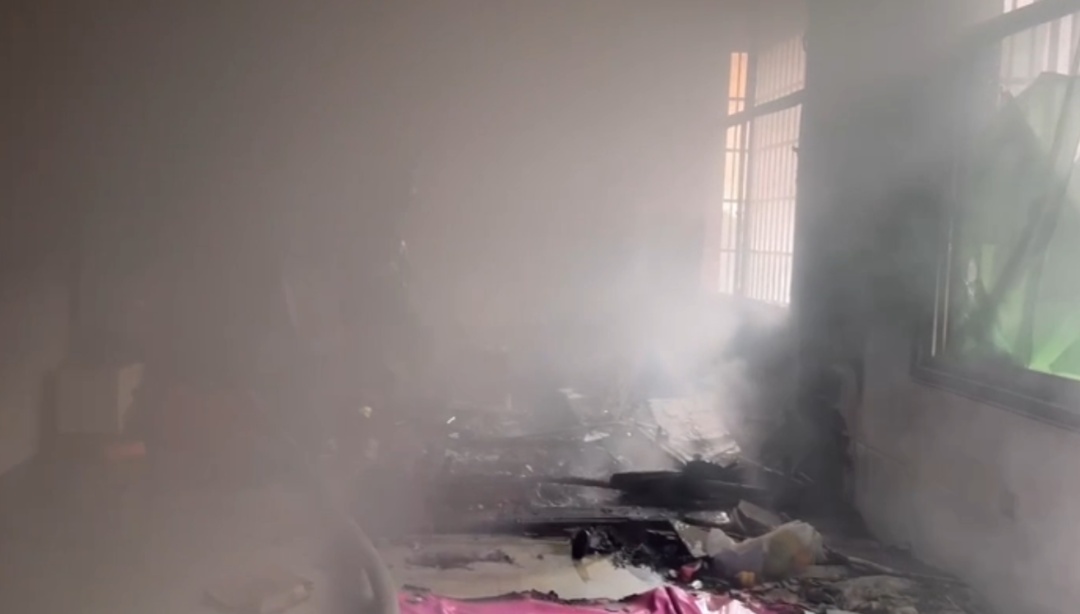 灭火又劝架!夫妻吵架,把房子点了! 灭火又劝架!夫妻吵架,把房子点了!