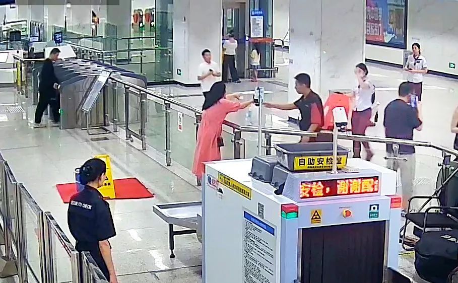 事发武汉地铁马池站,一粉衣女子被拍到了 事发武汉地铁马池站,一粉衣女子被拍到了