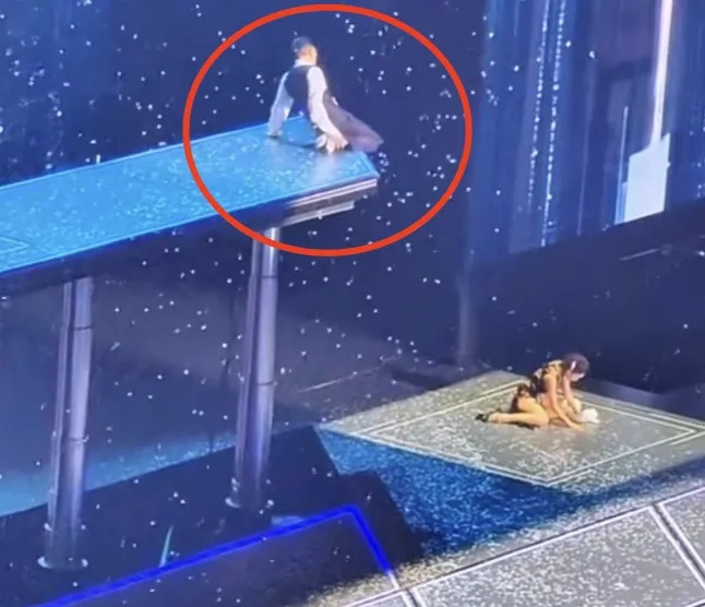 刘德华惊险滑跪，险些摔下高台！网友：六十几岁了华仔别太拼