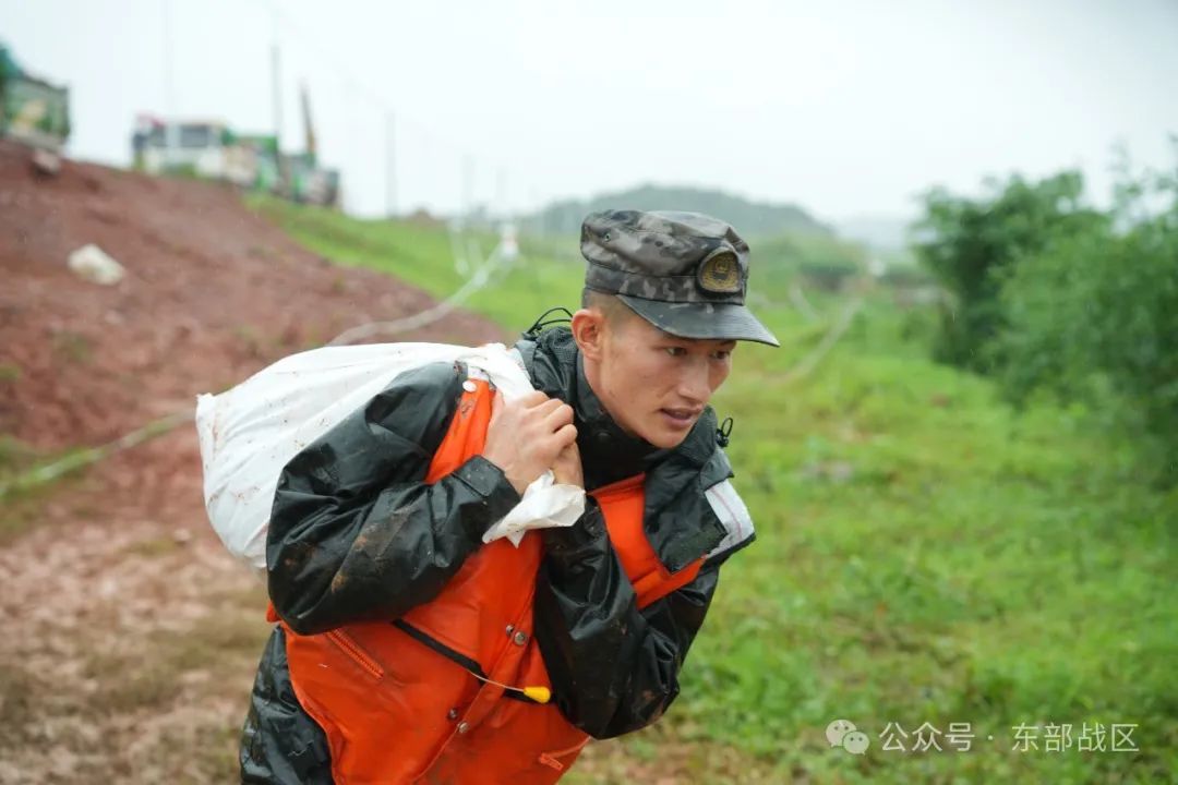 泪目！洪水中的军民鱼水情