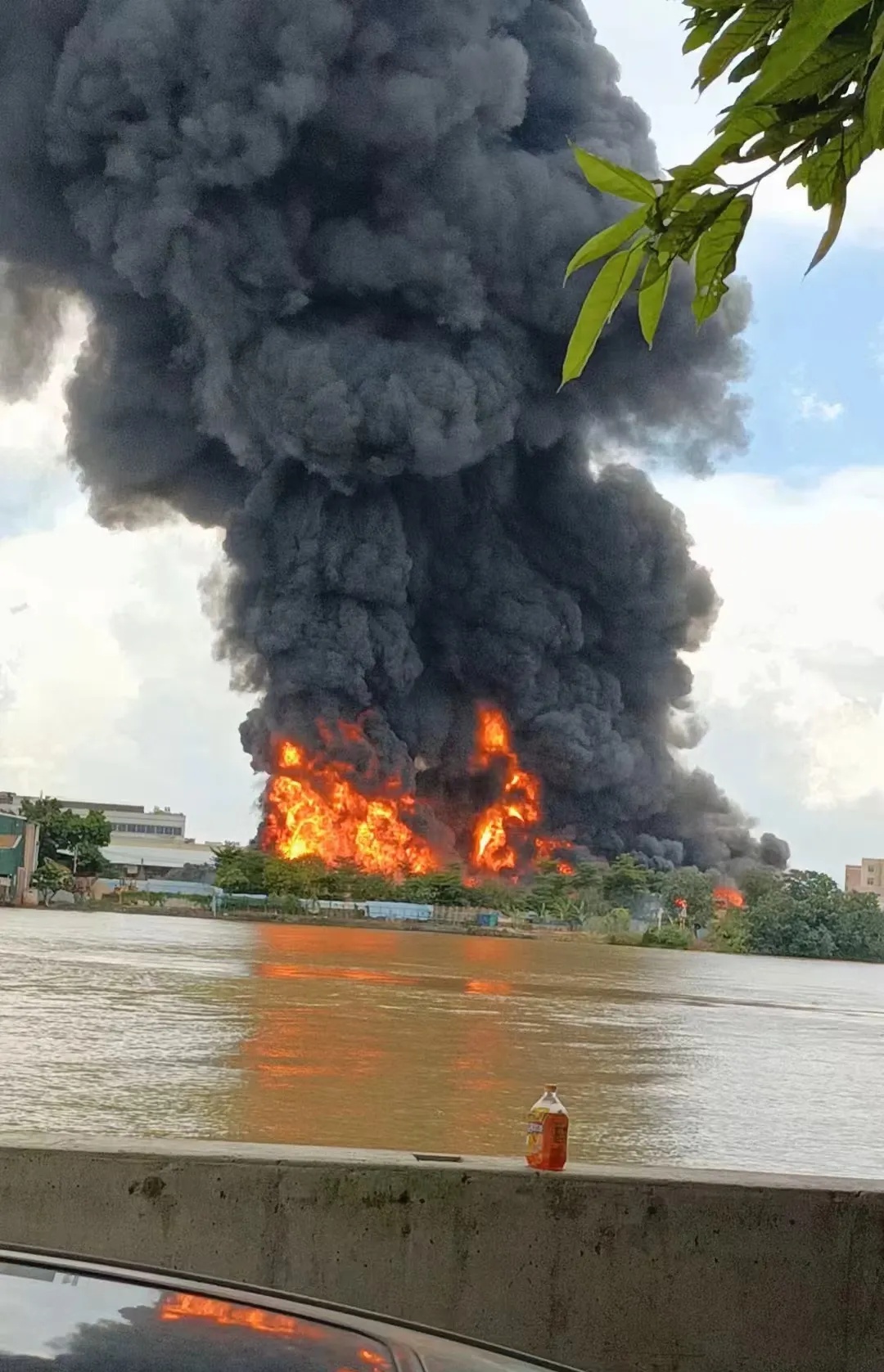 突发！广东东莞一工厂起火爆炸，官方连发两则通报