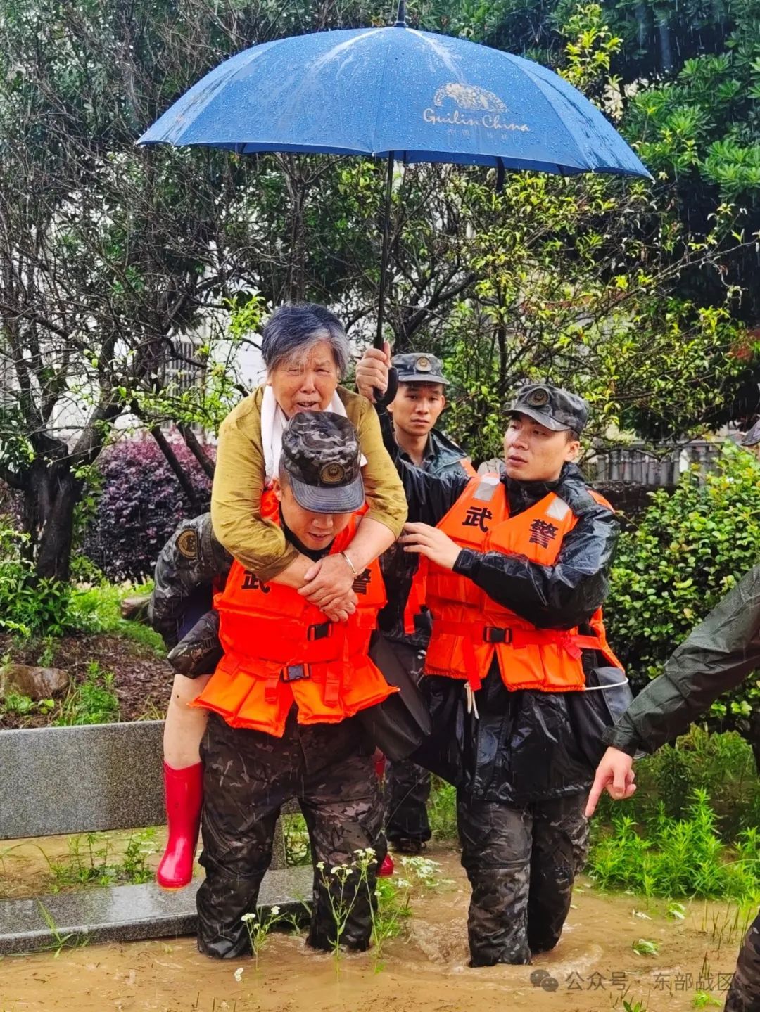 泪目！洪水中的军民鱼水情