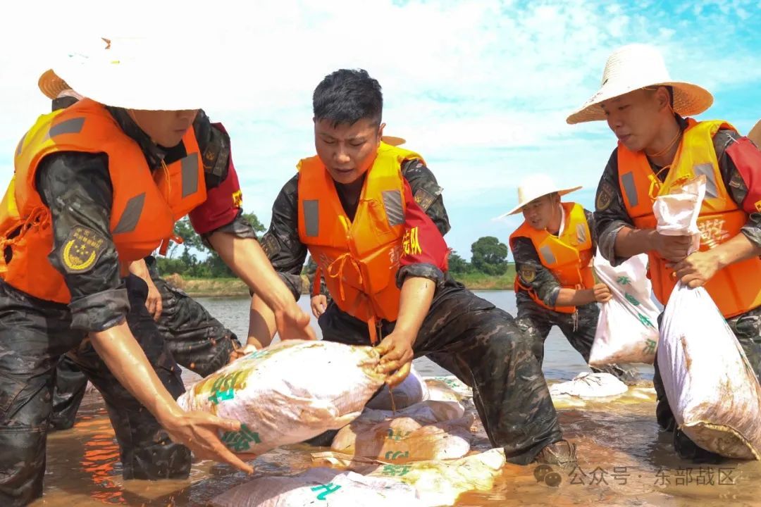 泪目！洪水中的军民鱼水情