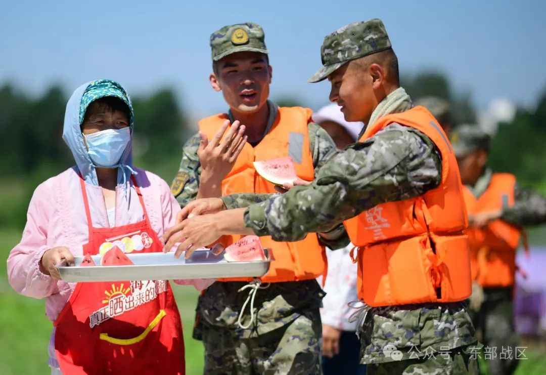 泪目！洪水中的军民鱼水情