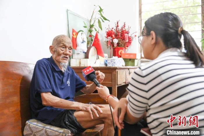 “追星”99岁抗战老兵孙洪秀:还想多活几年 替战友看看更加强盛的祖国 “追星”99岁抗战老兵孙洪秀:还想多活几年 替战友看看更加强盛的祖国