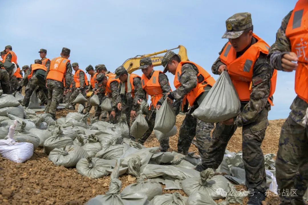 泪目！洪水中的军民鱼水情