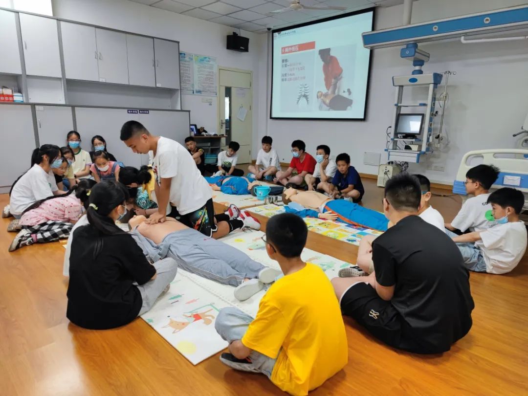 高中生突然倒地，初二学生冲了上去