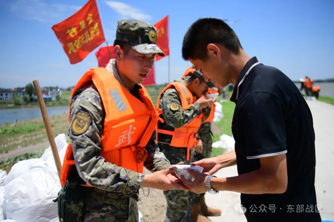 泪目！洪水中的军民鱼水情
