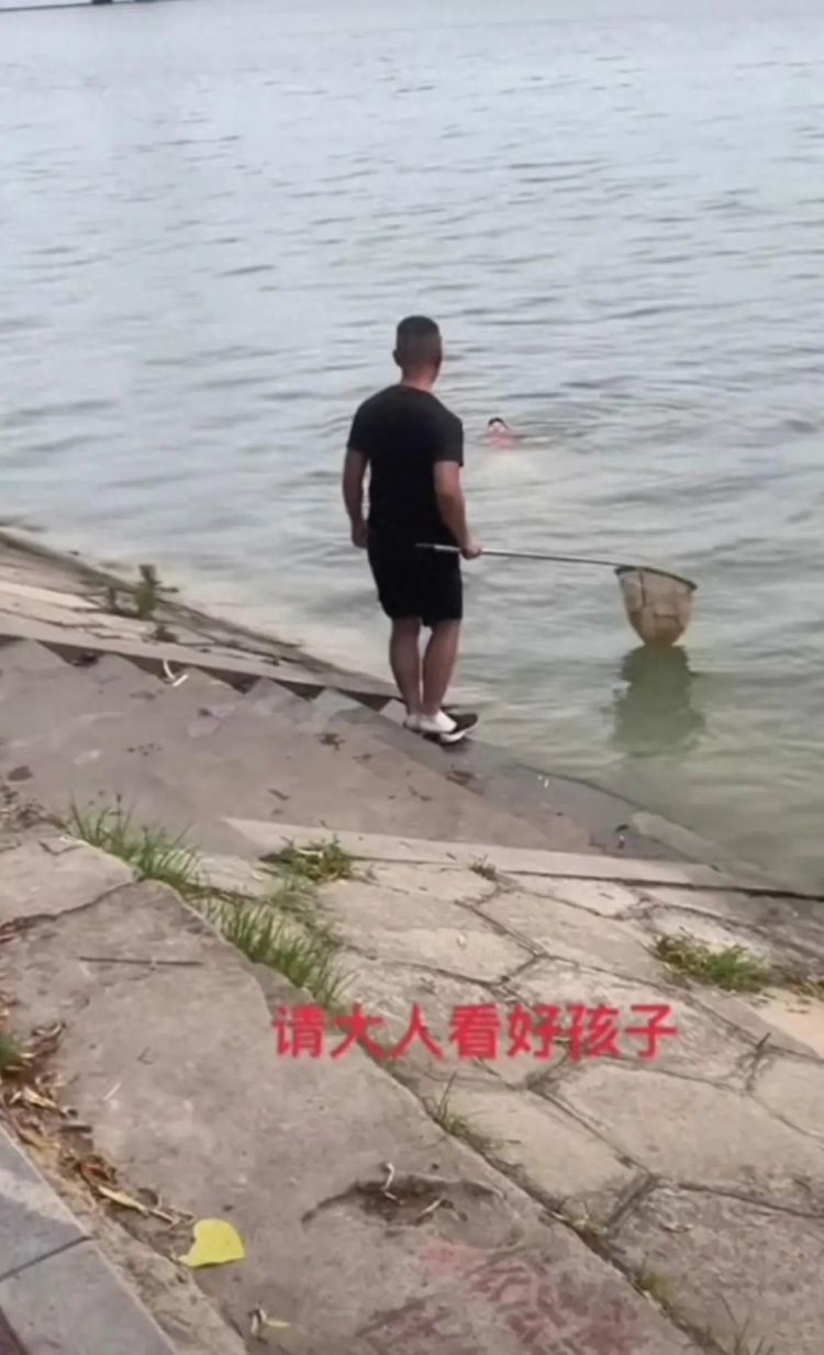 男子回应“淡定”施救：是在等待救人时机