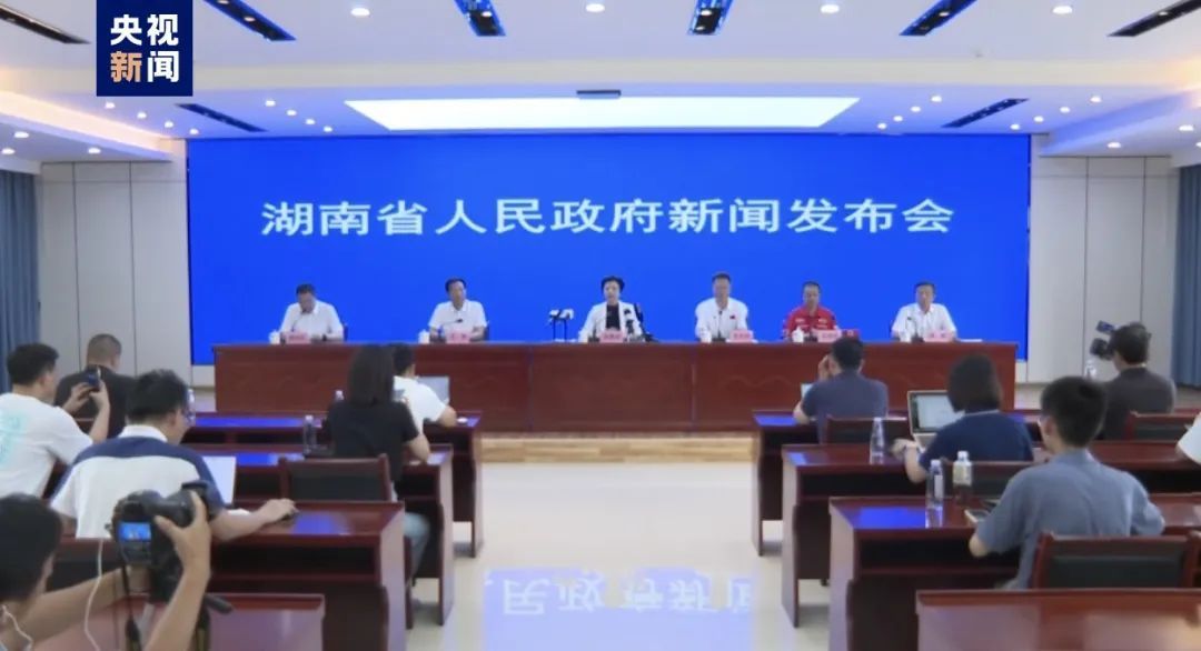 卫星视角看洞庭湖决堤前后影像！记者实拍封堵现场→
