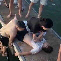 终于找到了！凌晨东湖边，她不顾白裙子跪下......