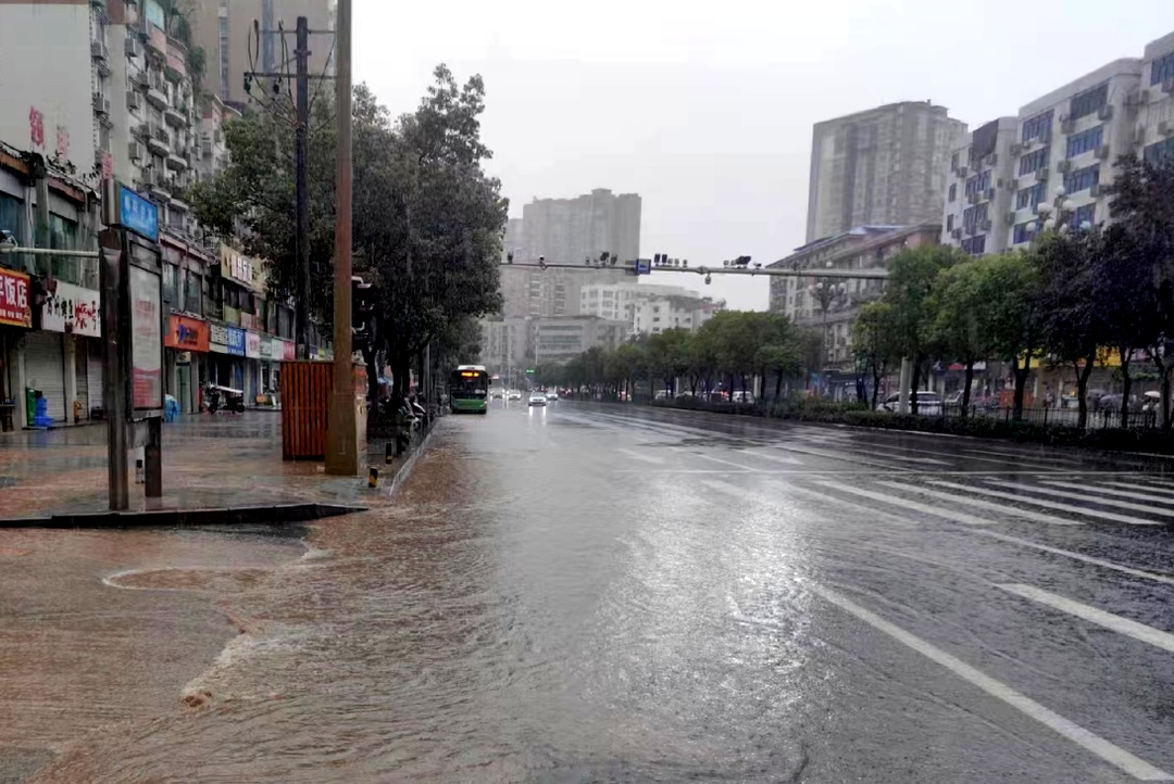 四川启动防汛4级应急响应！成都东站多趟列车停运，南充等地升级为暴雨红色预警