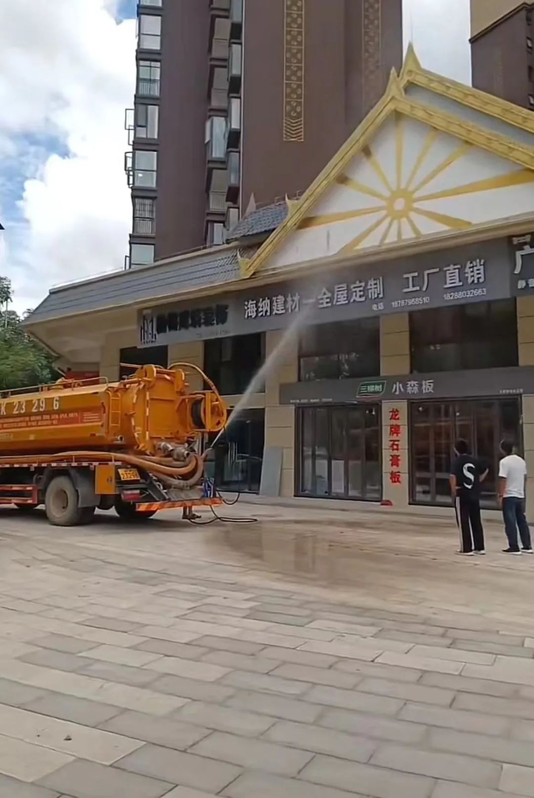 太吓人了!小孩将鞭炮丢井盖内被炸飞 太吓人了!小孩将鞭炮丢井盖内被炸飞