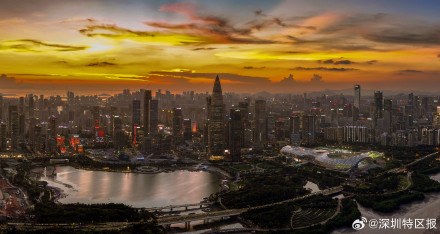 深圳天际线被绚烂晚霞温柔拥抱