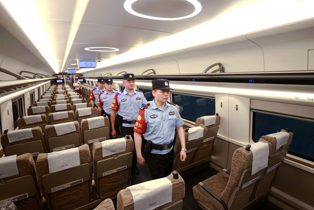 守护当“夏” 给旅客群众看得见的安全感