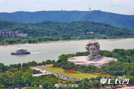 洪水退去,清洁后的橘子洲焕然一新 洪水退去,清洁后的橘子洲焕然一新