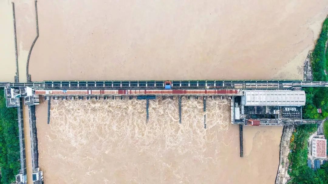 四川启动防汛4级应急响应！成都东站多趟列车停运，南充等地升级为暴雨红色预警