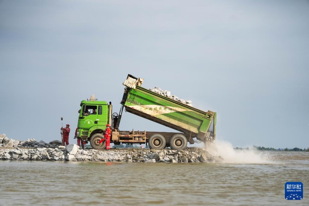 剩余45.5米！湖南华容团洲垸洞庭湖大堤堵口进入倒计时