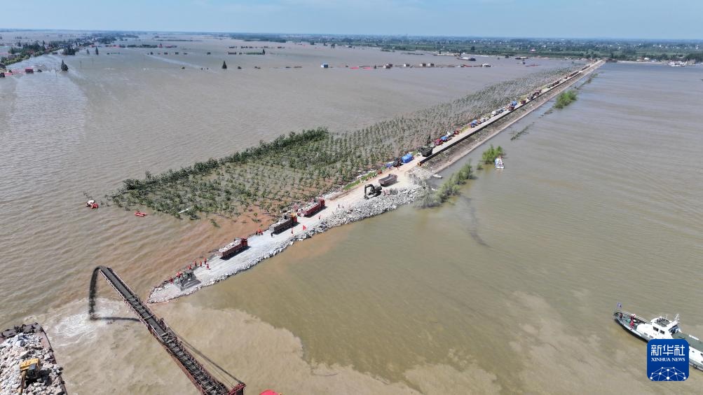 剩余45.5米！湖南华容团洲垸洞庭湖大堤堵口进入倒计时