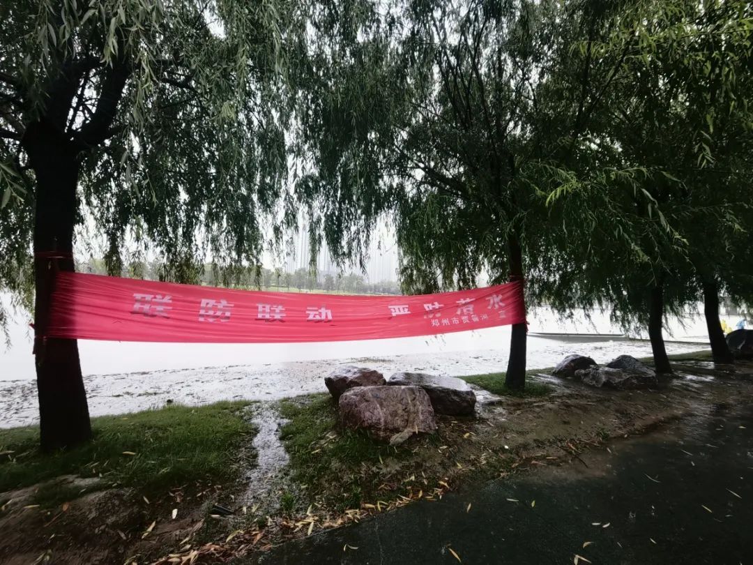 仍有市民带孩子玩水！记者实探郑州贾鲁河沿河水位