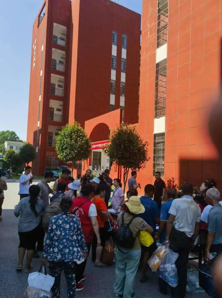 今早决口封堵最新进展！探访华容县转移群众安置点