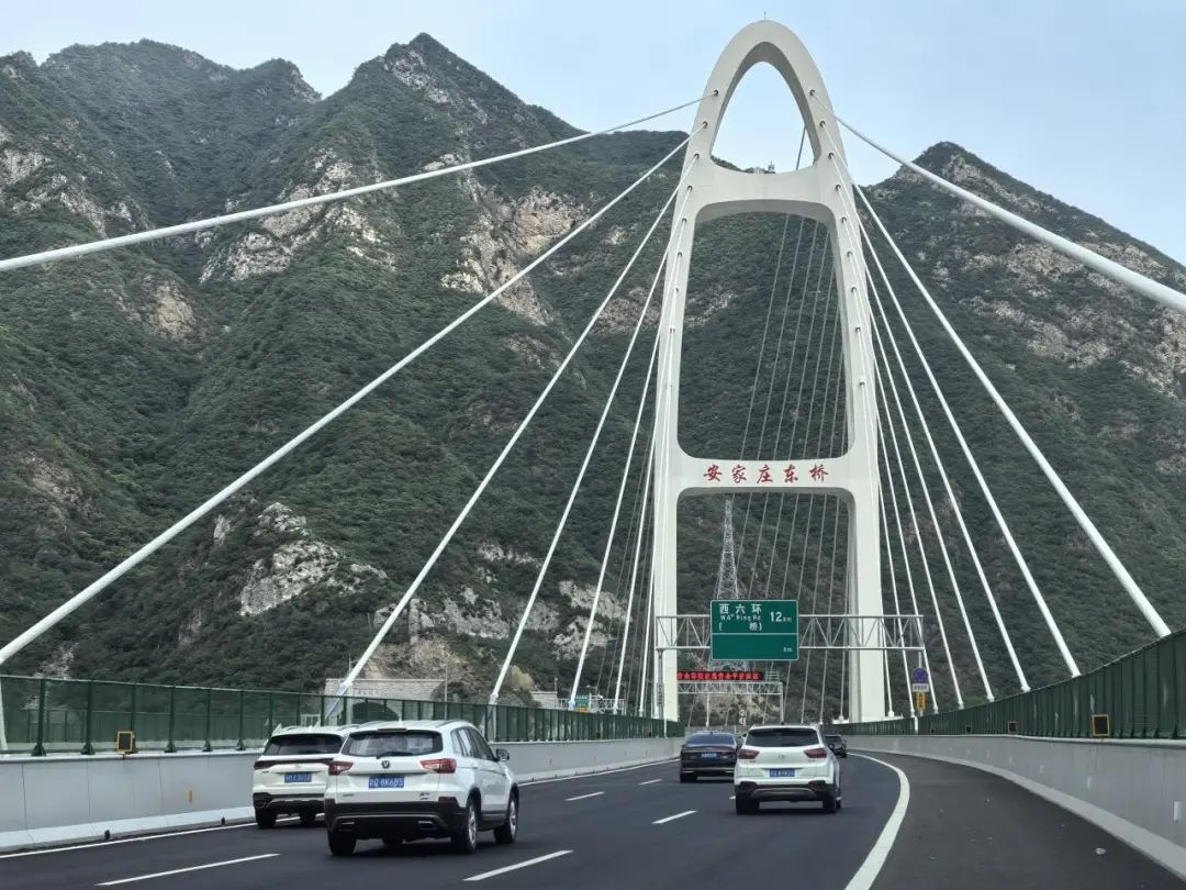 “又快又美”！京蔚高速成网红打卡点，有两件事您得多注意→