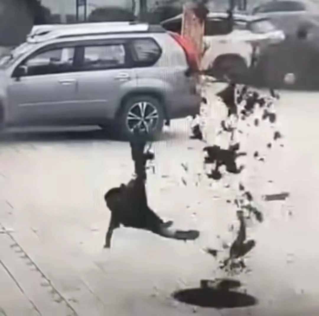 太吓人了!小孩将鞭炮丢井盖内被炸飞 太吓人了!小孩将鞭炮丢井盖内被炸飞