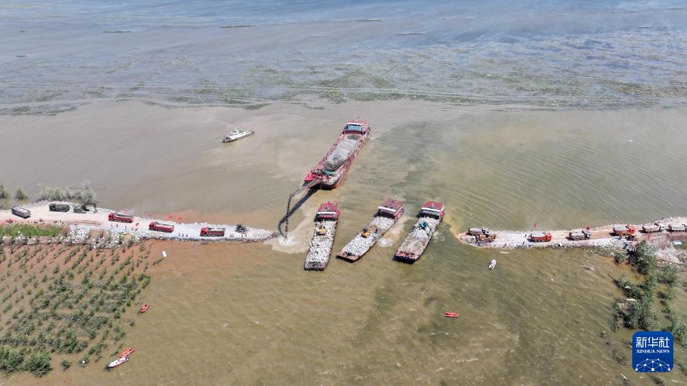 剩余45.5米！湖南华容团洲垸洞庭湖大堤堵口进入倒计时