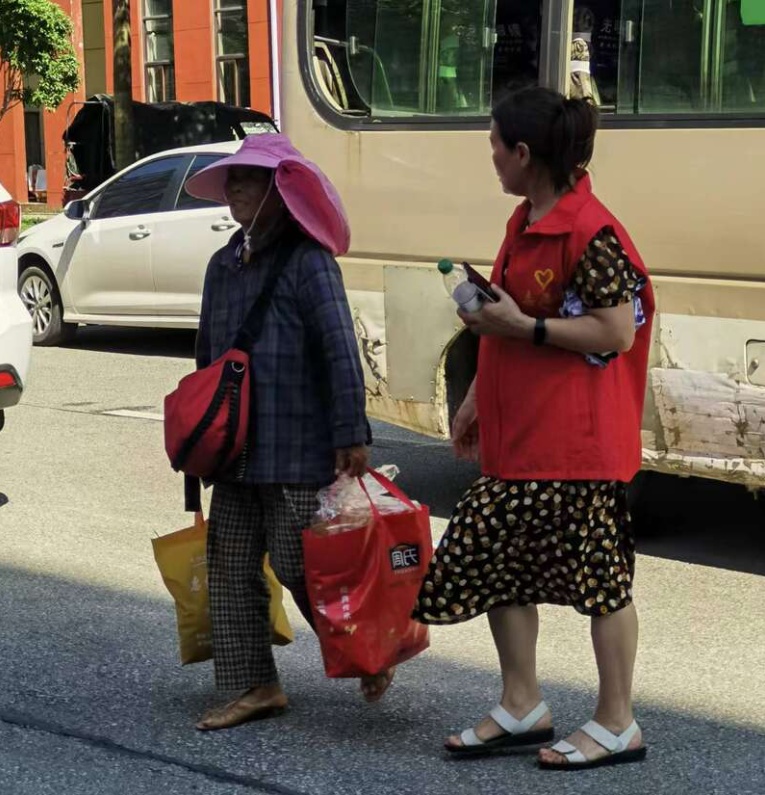 今早决口封堵最新进展！探访华容县转移群众安置点