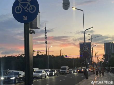 深圳天际线被绚烂晚霞温柔拥抱