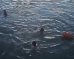 终于找到了！凌晨东湖边，她不顾白裙子跪下......