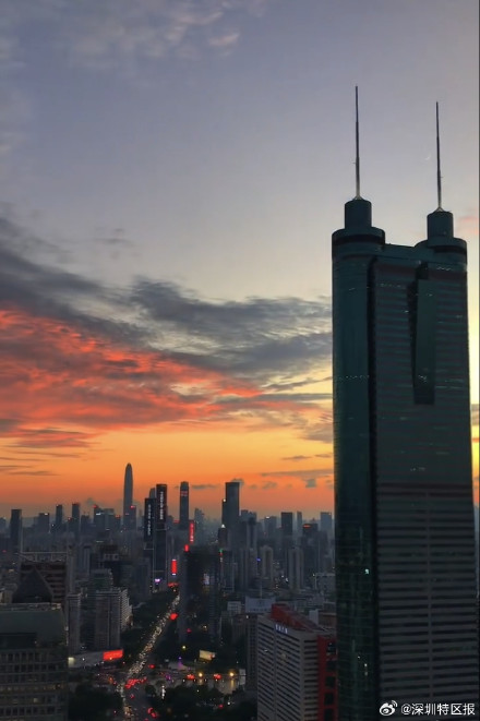 深圳天际线被绚烂晚霞温柔拥抱