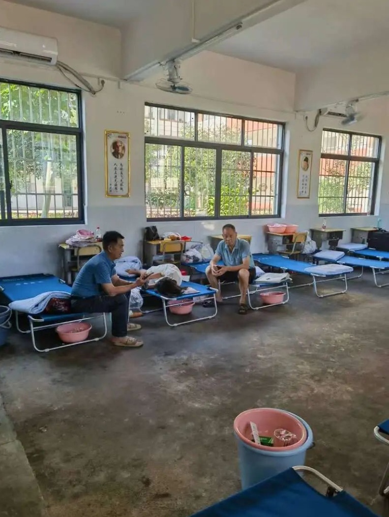 今早决口封堵最新进展！探访华容县转移群众安置点