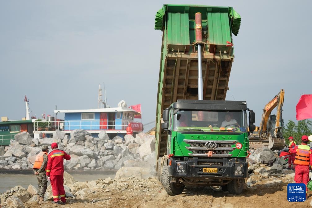 剩余45.5米！湖南华容团洲垸洞庭湖大堤堵口进入倒计时