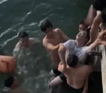 终于找到了！凌晨东湖边，她不顾白裙子跪下......