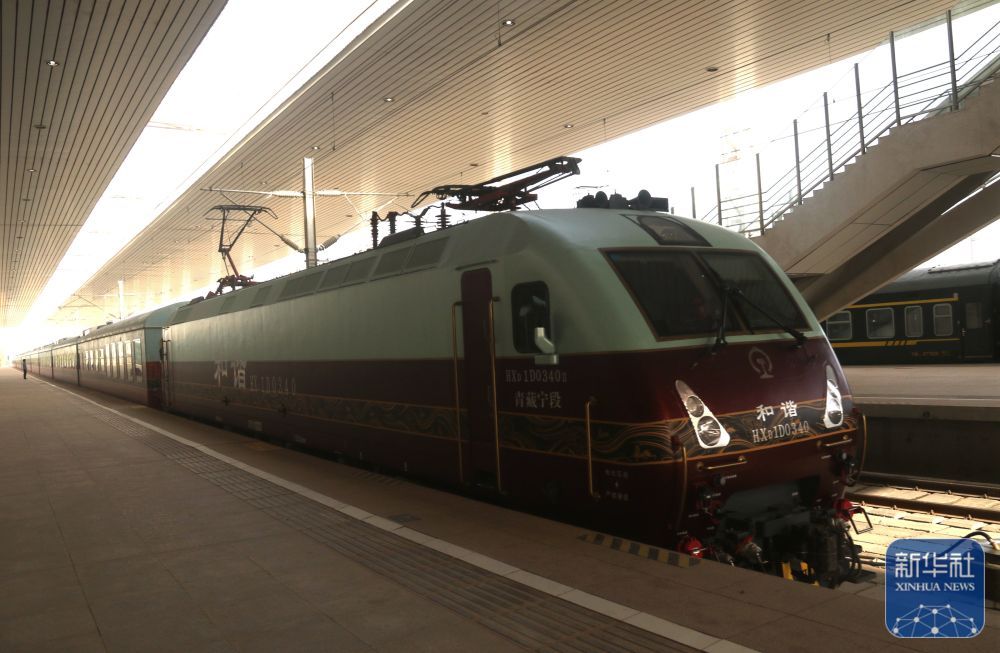 首趟“丝路梦享号”国际化旅游列车开进敦煌 首趟“丝路梦享号”国际化旅游列车开进敦煌