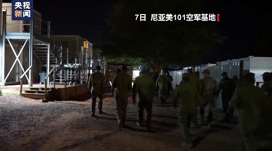 美国撤军! 美国撤军!