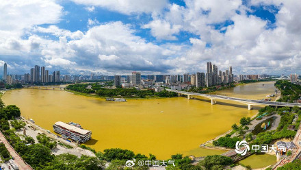 邕江雨后变浑浊 好似“黄河”绕城 邕江雨后变浑浊 好似“黄河”绕城