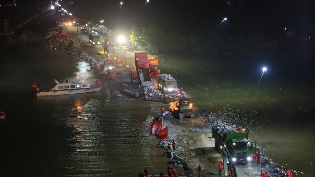 决堤近77小时后,洞庭湖决口成功合龙 决堤近77小时后,洞庭湖决口成功合龙