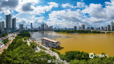邕江雨后变浑浊 好似“黄河”绕城 邕江雨后变浑浊 好似“黄河”绕城