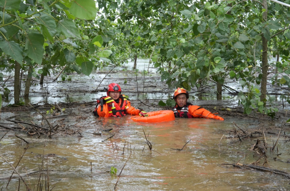团洲垸内2.1亿立方米水量预计17天排完！消防持续排涝，增援力量今日将全部抵达
