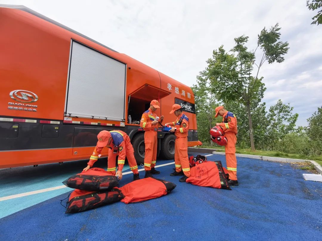 团洲垸内2.1亿立方米水量预计17天排完！消防持续排涝，增援力量今日将全部抵达