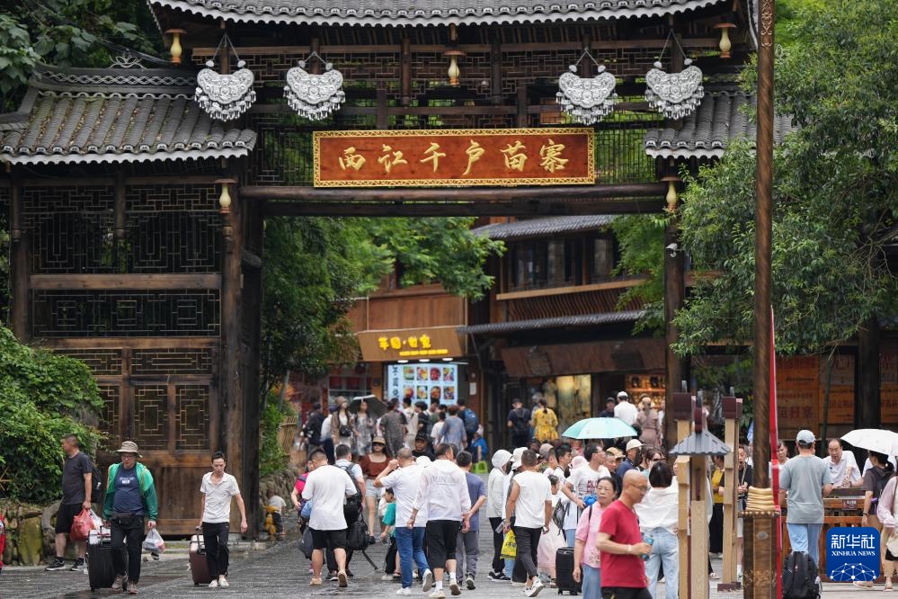 贵州：西江千户苗寨迎来暑期旅游旺季